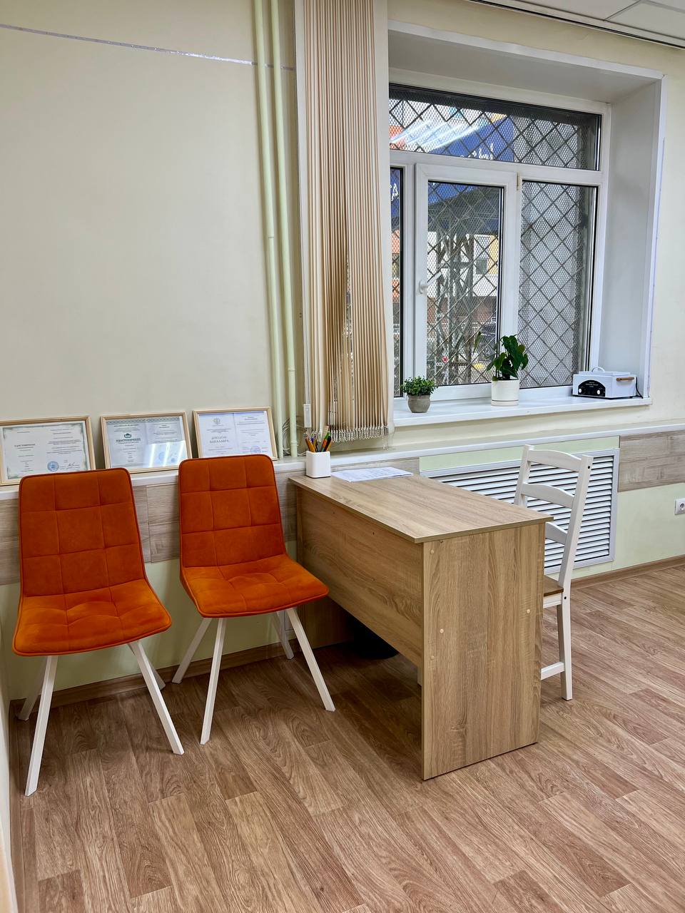 Зона консультации с удобными стульями для родителей